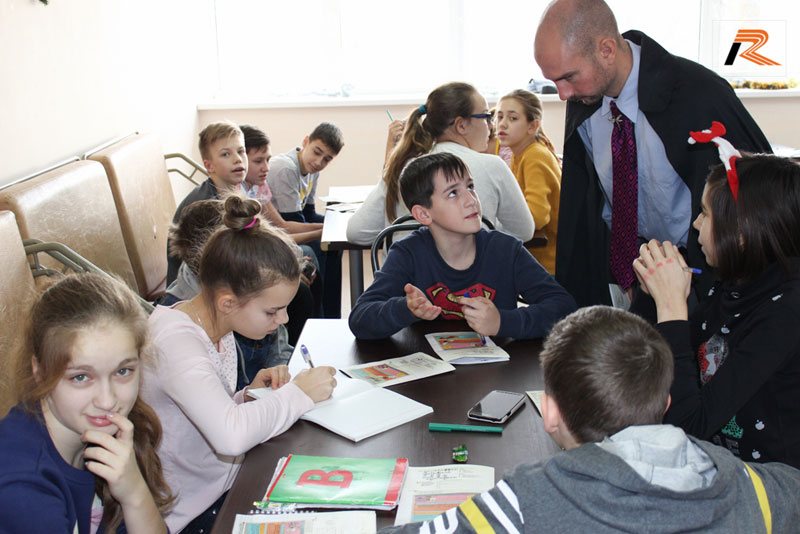 Репортаж о зимнем лингвистическом лагере для школьников 2015 «Назад в будущее» «Back to the Future» с преподавателями из США, Испании и Италии
