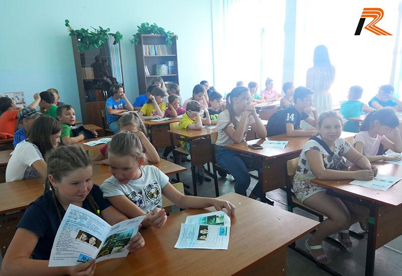 Английский клуб с иностранным преподавателем  в школьном лагере гимназии № 13 Тракторозаводского района