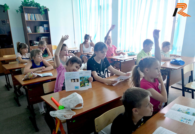 Английский клуб с иностранным преподавателем  в школьном лагере гимназии № 13 Тракторозаводского района