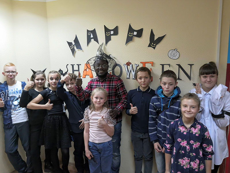 Репортаж о празднике Halloween для школьников средних классов в филиале на Тракторном