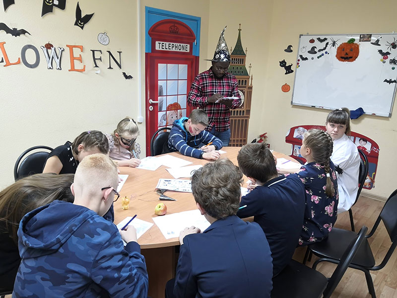 Репортаж о празднике Halloween для школьников средних классов в филиале на Тракторном
