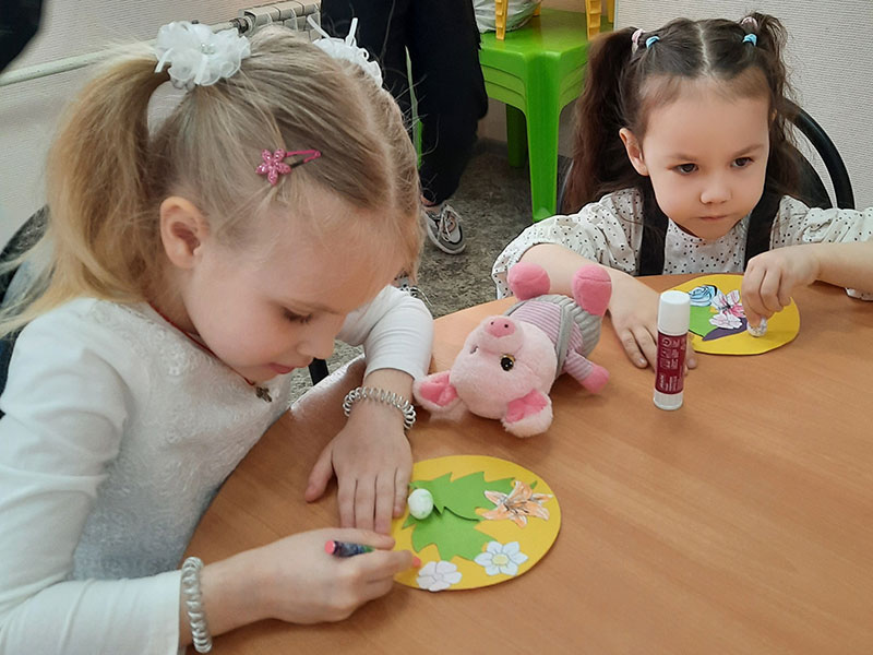 Репортаж о мастер-классе на английском языке для малышей «Happy Spring» в Ворошиловском филиале 18 апреля