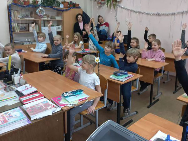 Репортаж о проведенных уроках с иностранным преподавателем в рамках недели английского языка в СШ № 61 в Тракторозаводском районе 