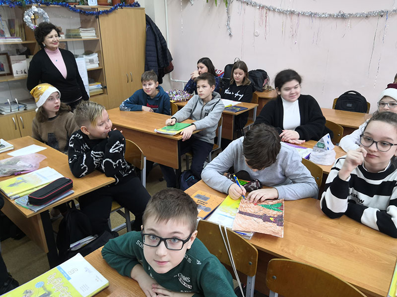Репортаж о проведенных уроках с иностранным преподавателем в рамках недели английского языка в СШ № 61 в Тракторозаводском районе 