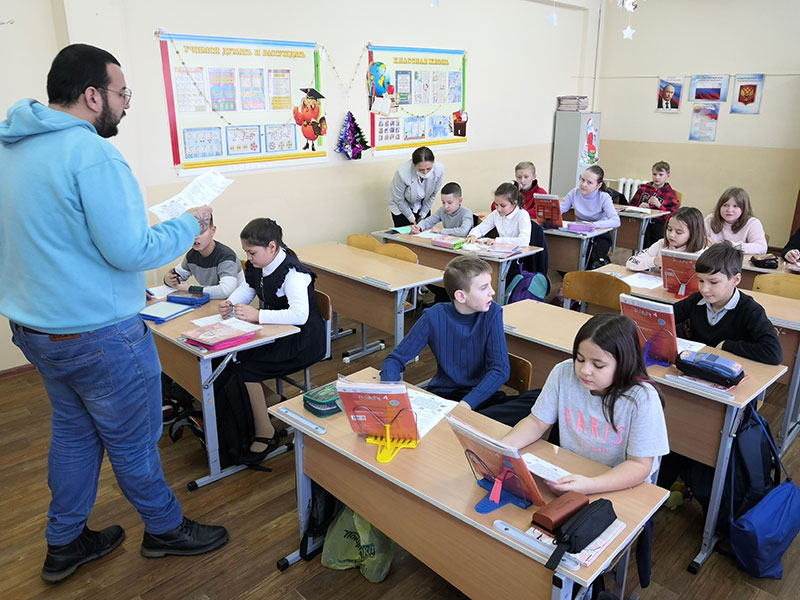 Репортаж о проведенных иностранным преподавателем уроков английского языка в СШ № 27 в Тракторозаводском районе