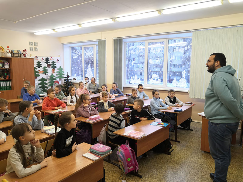 Репортаж о проведенных иностранным преподавателем уроков английского языка в СШ № 27 в Тракторозаводском районе