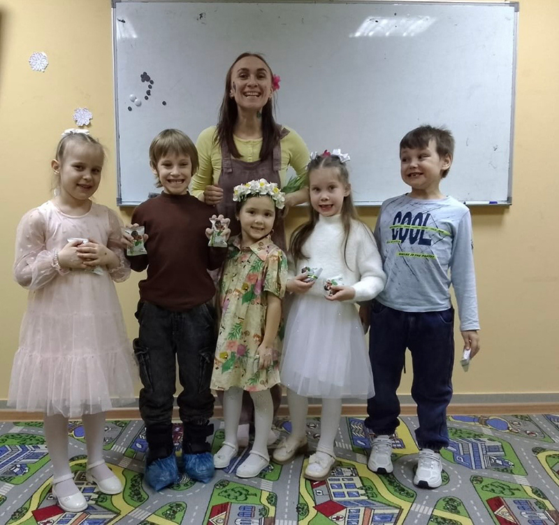 Репортаж о весеннем клубе для малышей по теме «8 Марта» в Дзержинском филиале ЦИЯ «Ревод» 6 марта 2026